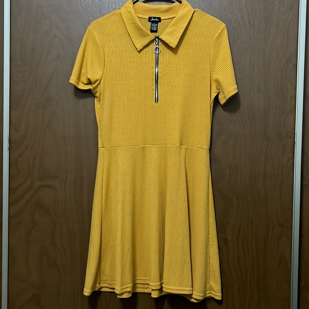 Size L justify dress 95% polyester 5% spandex